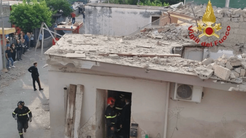 Σπίτι κατέρρευσε μετά από έκρηξη αερίου στη Νάπολη